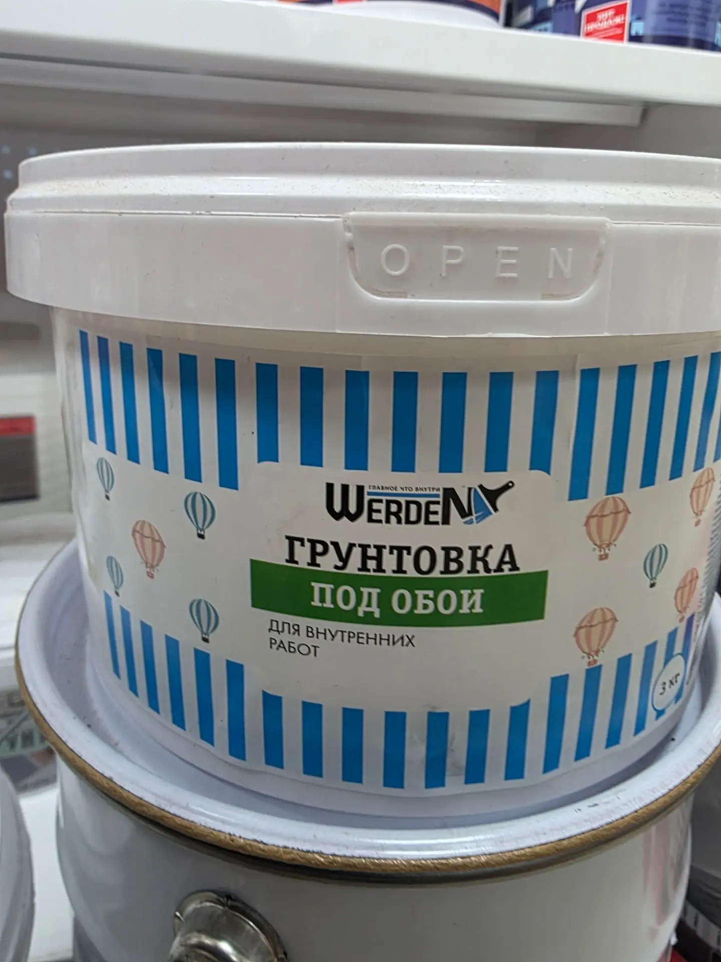 Выравнивает поверхность. Скрывает небольшие неровности и дефекты стены, что делает покр...