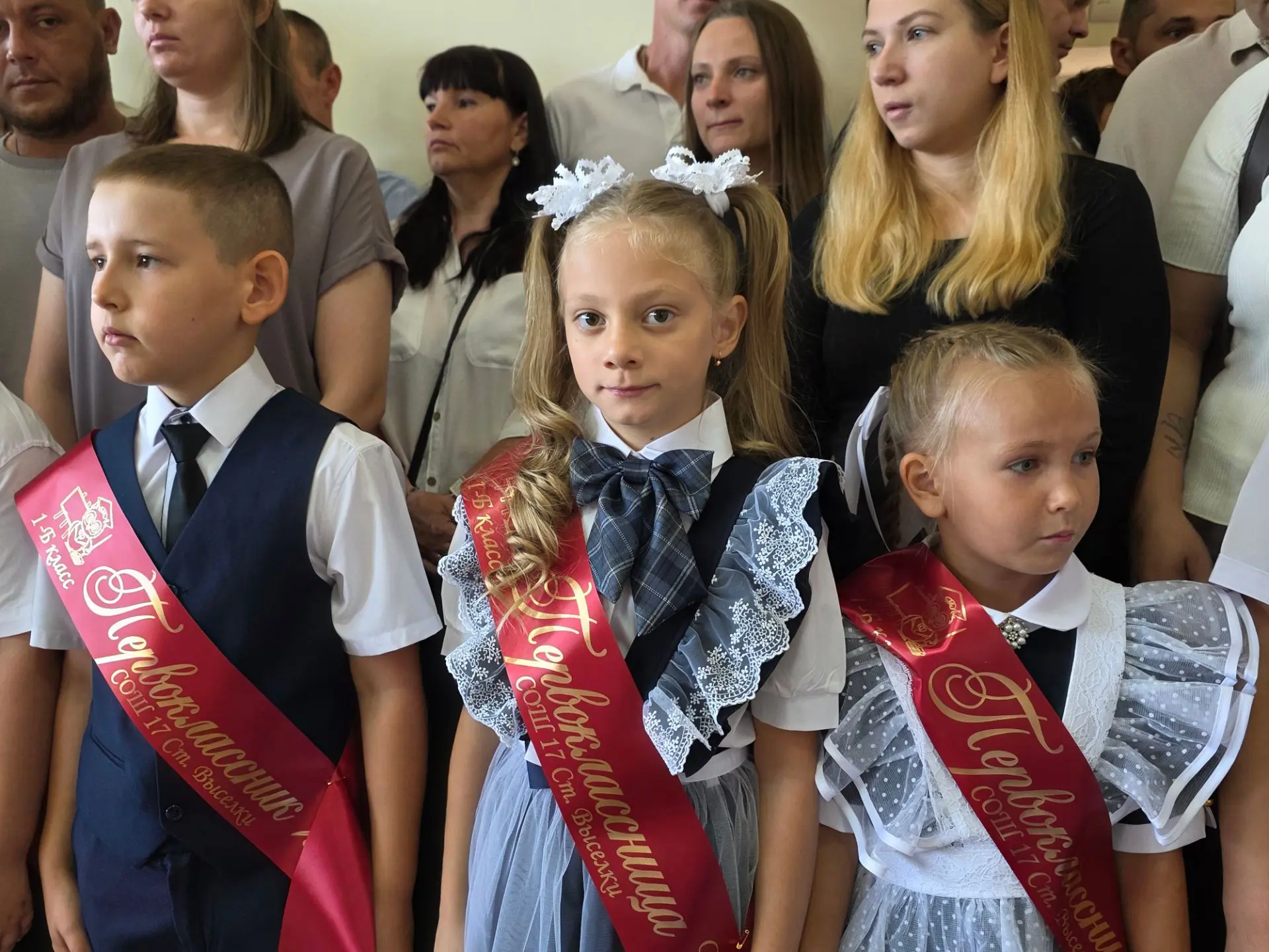 А это первое выступление начинающих школьников