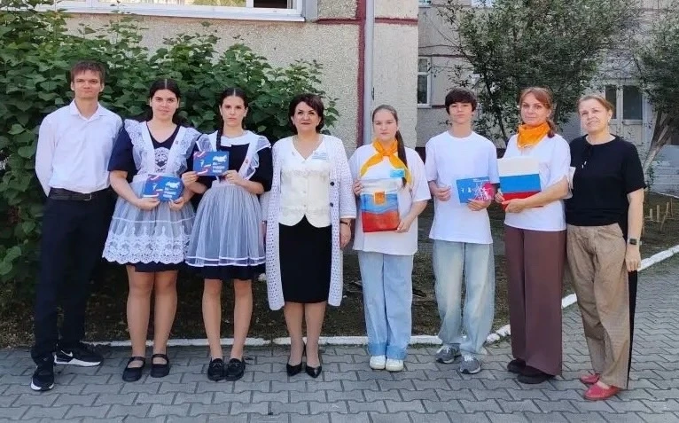 🇷🇺Акция «Мы - граждане России» завершила предпраздничную неделю в пришкольном лагере «Синяя птица»