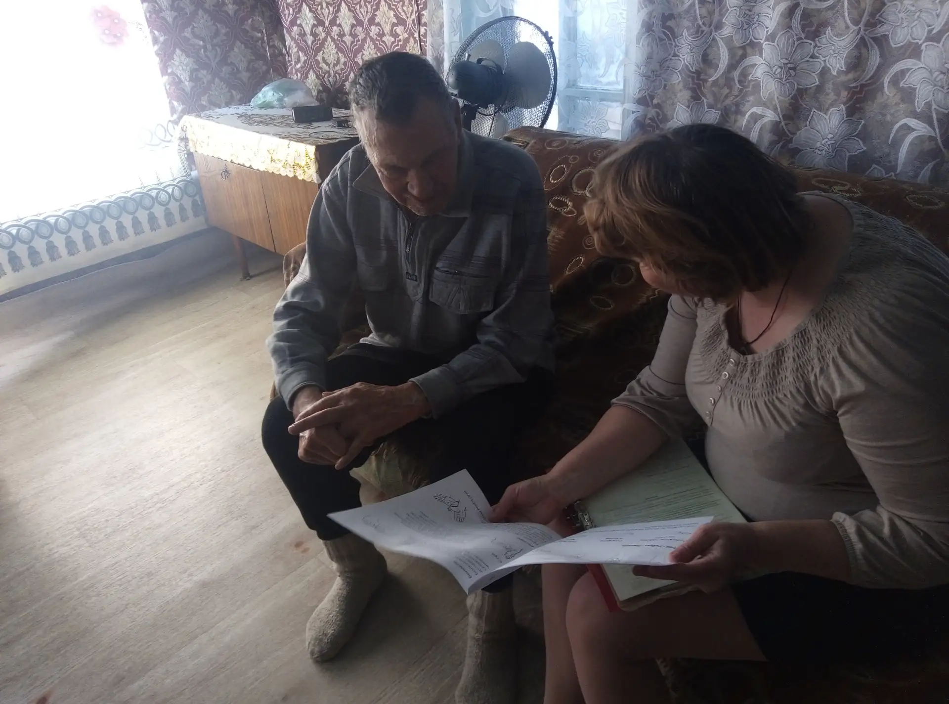 Для современного человека, пожилой родственник кажется обузой, к сожалению и нередко подвергается на