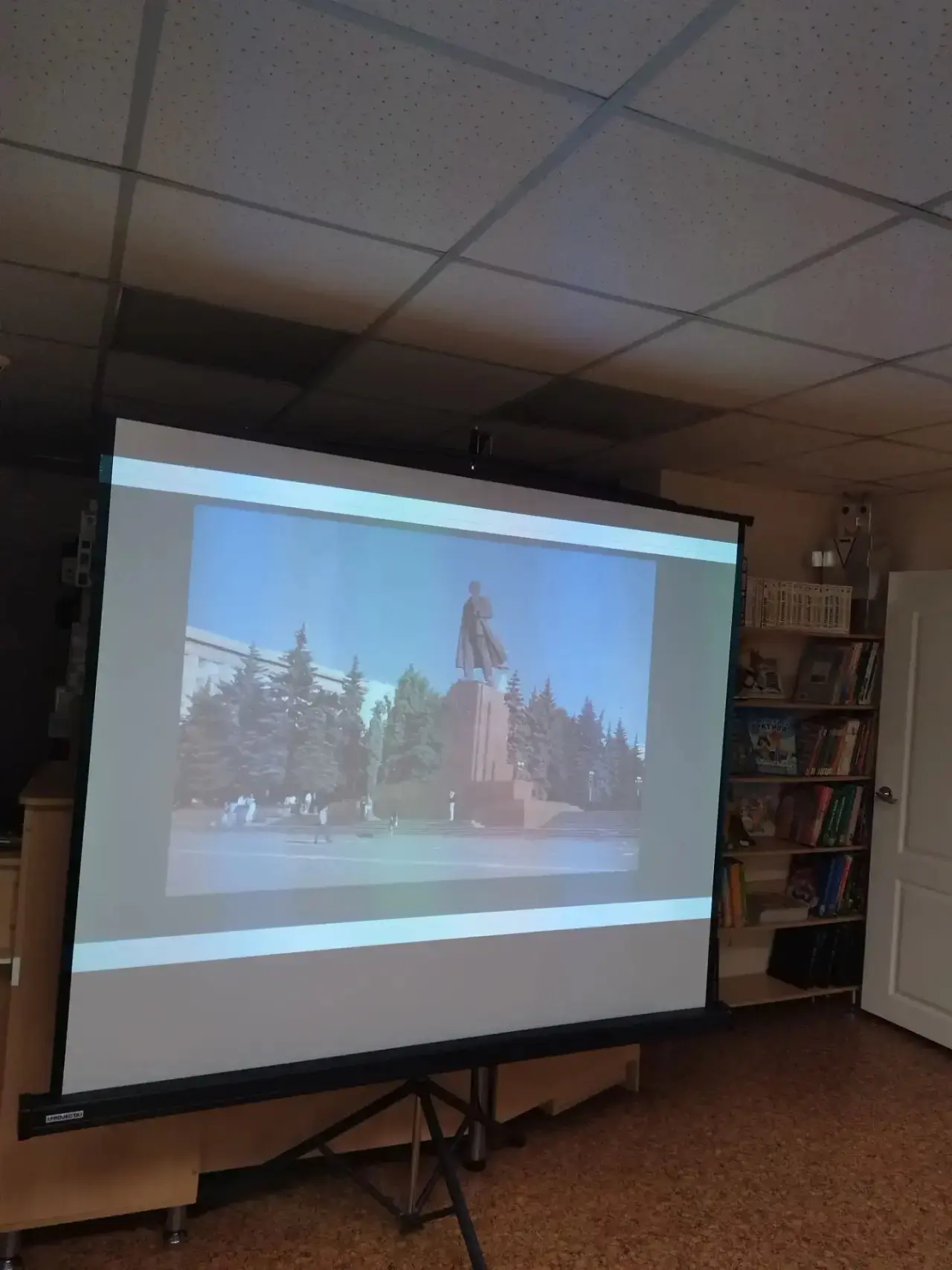 Сегодня наши воспитанники посетили районную библиотеку им. В. Кузнецова, где для них пр...