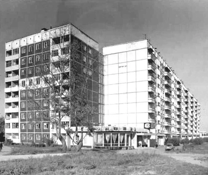 ул. Нарымская 25. Магазин "Оптика" и химчистка, 1983-89г.
