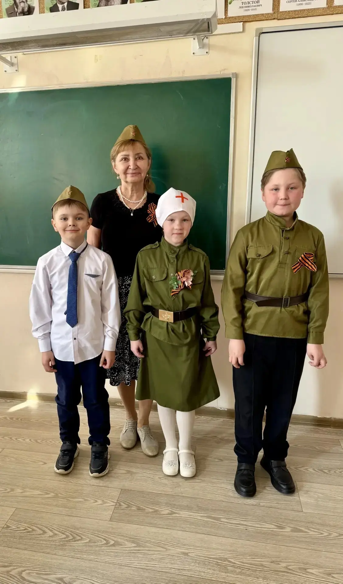Как важно начинать день с правильных смыслов... У нашего 1-го А класса прошла акция "Стихи Победы". 