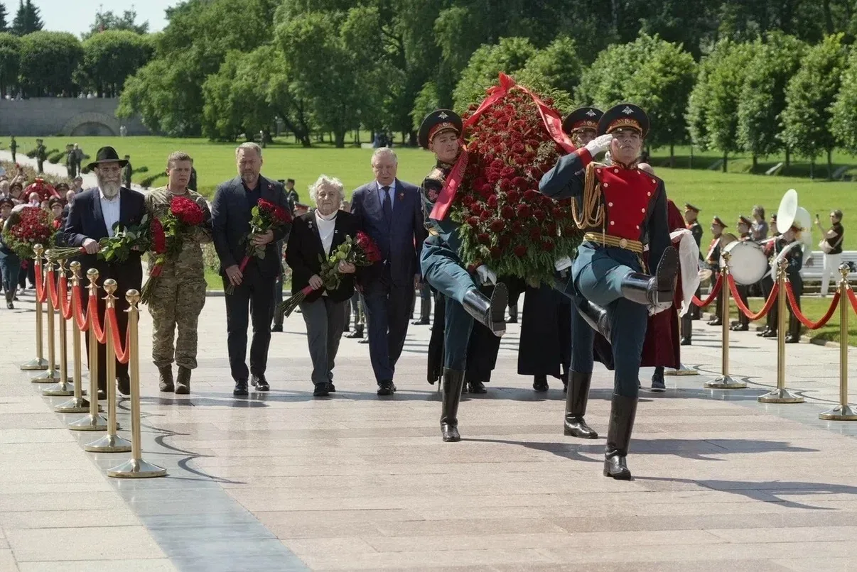 В День памяти и скорби возложили цветы к монументу «Мать-Родина» на Пискарёвском кладбище. Здесь, в 