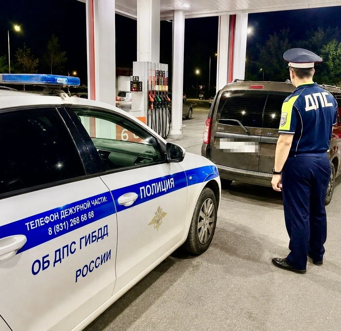 Парень решил обхитрить календарь, перевесив номера прямо в очереди на АЗС.

Прочитал тут историю про