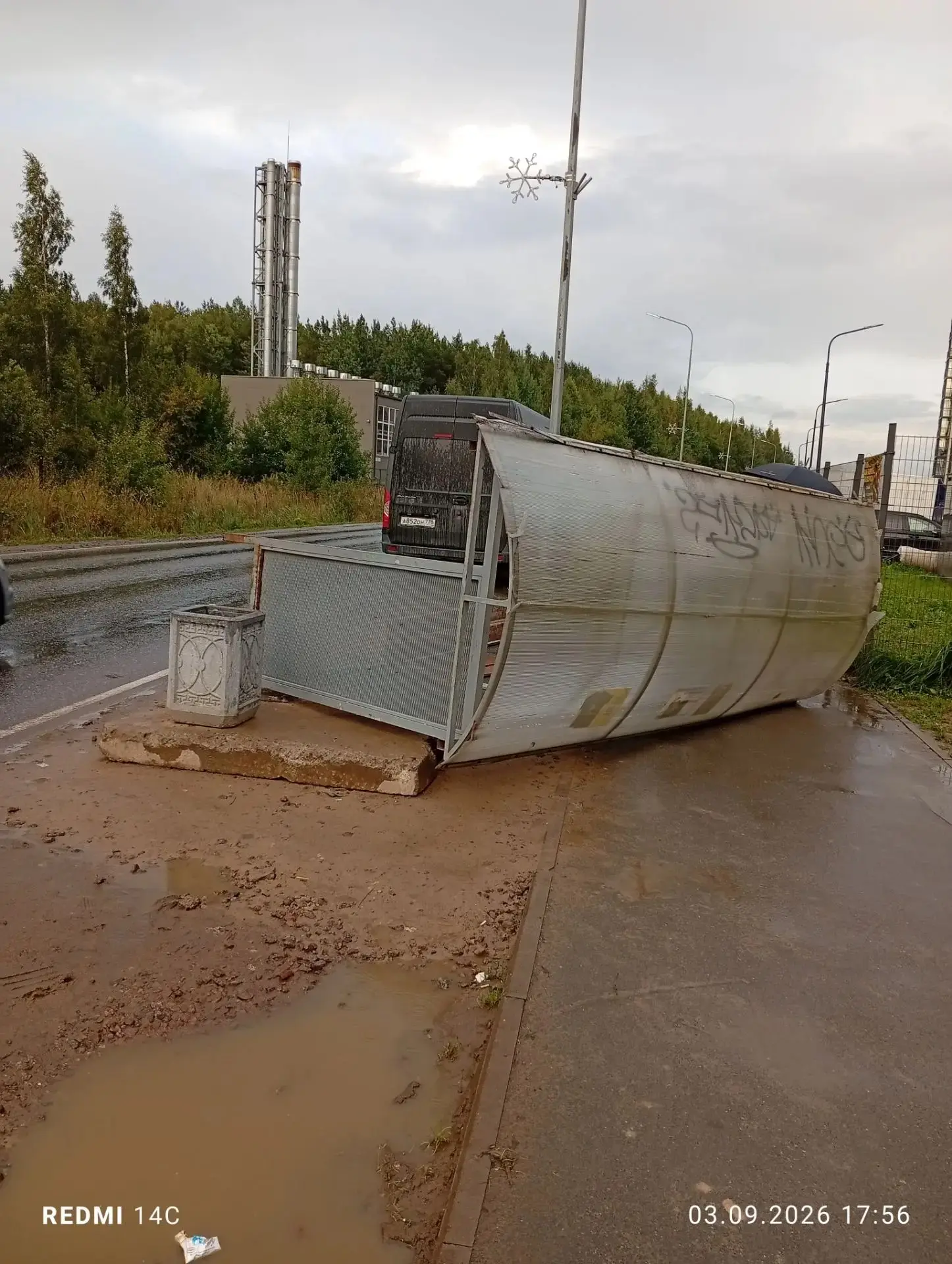 Упала недавно перенесённая остановка. Надеюсь без травм обошлось...