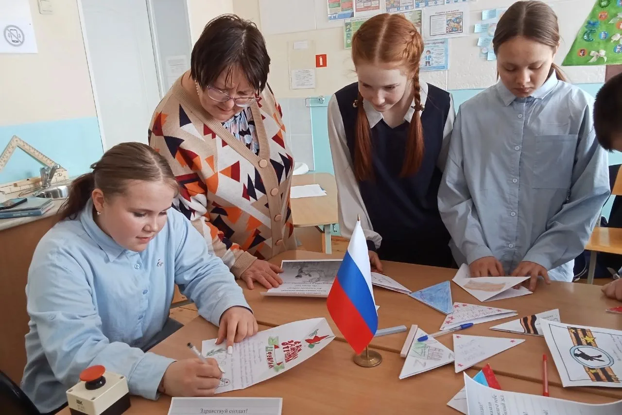 Юнармейцы нашей школы активно включились в акцию"Zащитникам с любовью". Они написали письма с тёплым