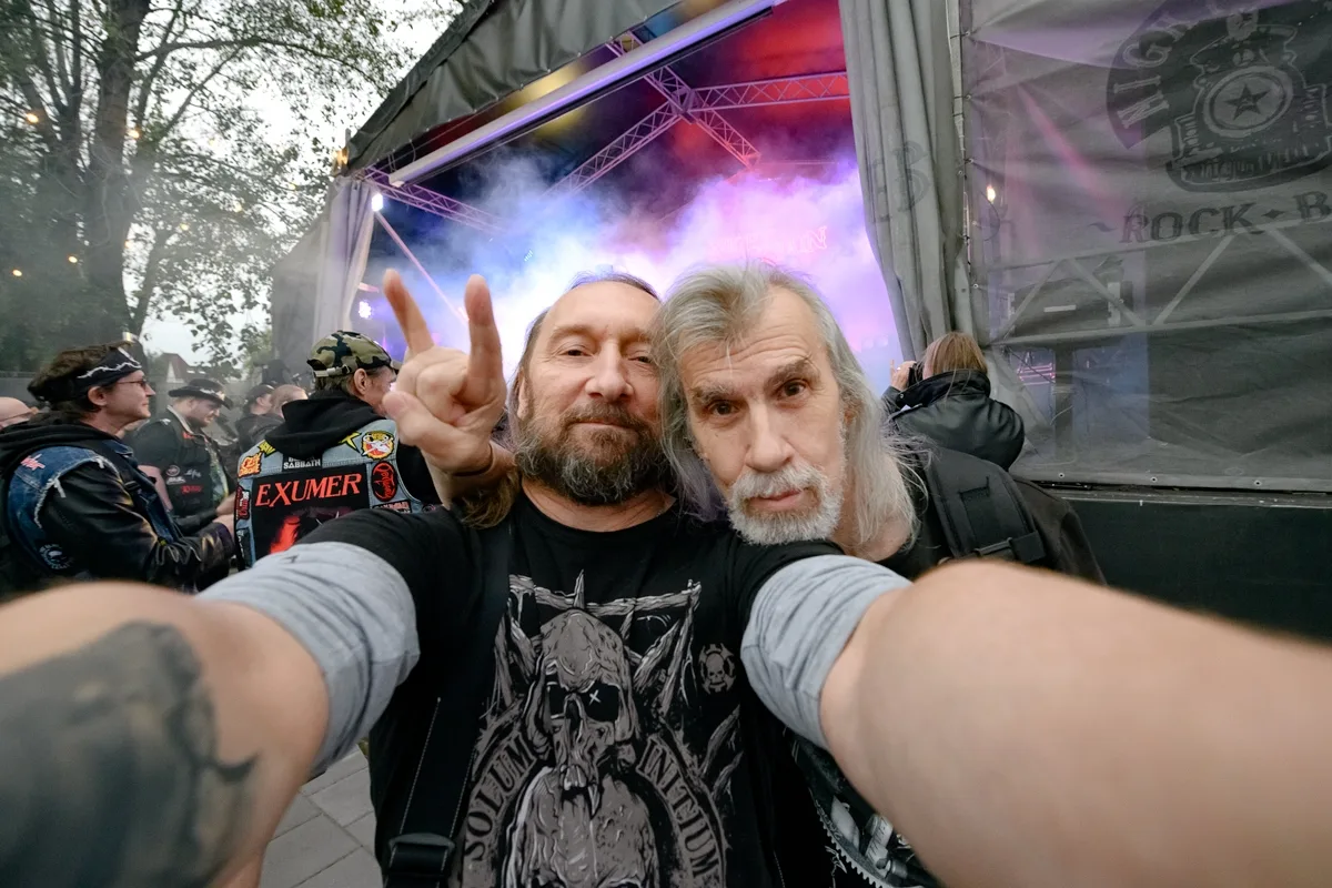 📸 Традиции нарушать нельзя: селфи с коллегой на фоне сцены!