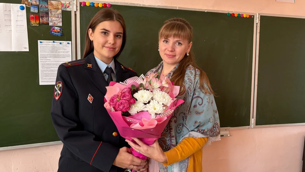 ⚡️Сотрудница полиции УМВД России по Пензенской области поздравила классного руководител...