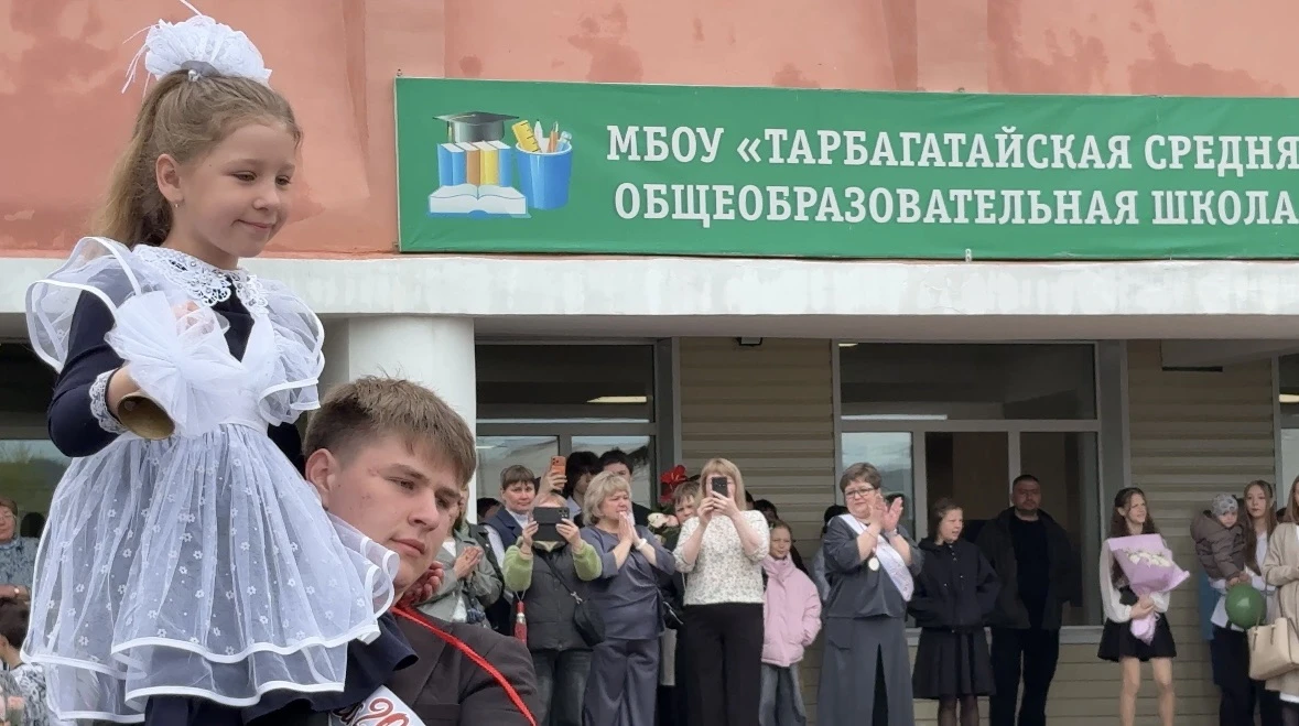 Сегодня в нашей школе для учащихся 9-11-х классов прозвенел последний звонок. Этот день стал по-наст