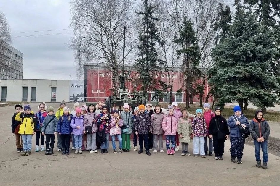 🏛️  Урок истории вне класса  💫 Ученики 1 «Б» и 1 «В» классов отправились в Музей Обороны Москвы — и 