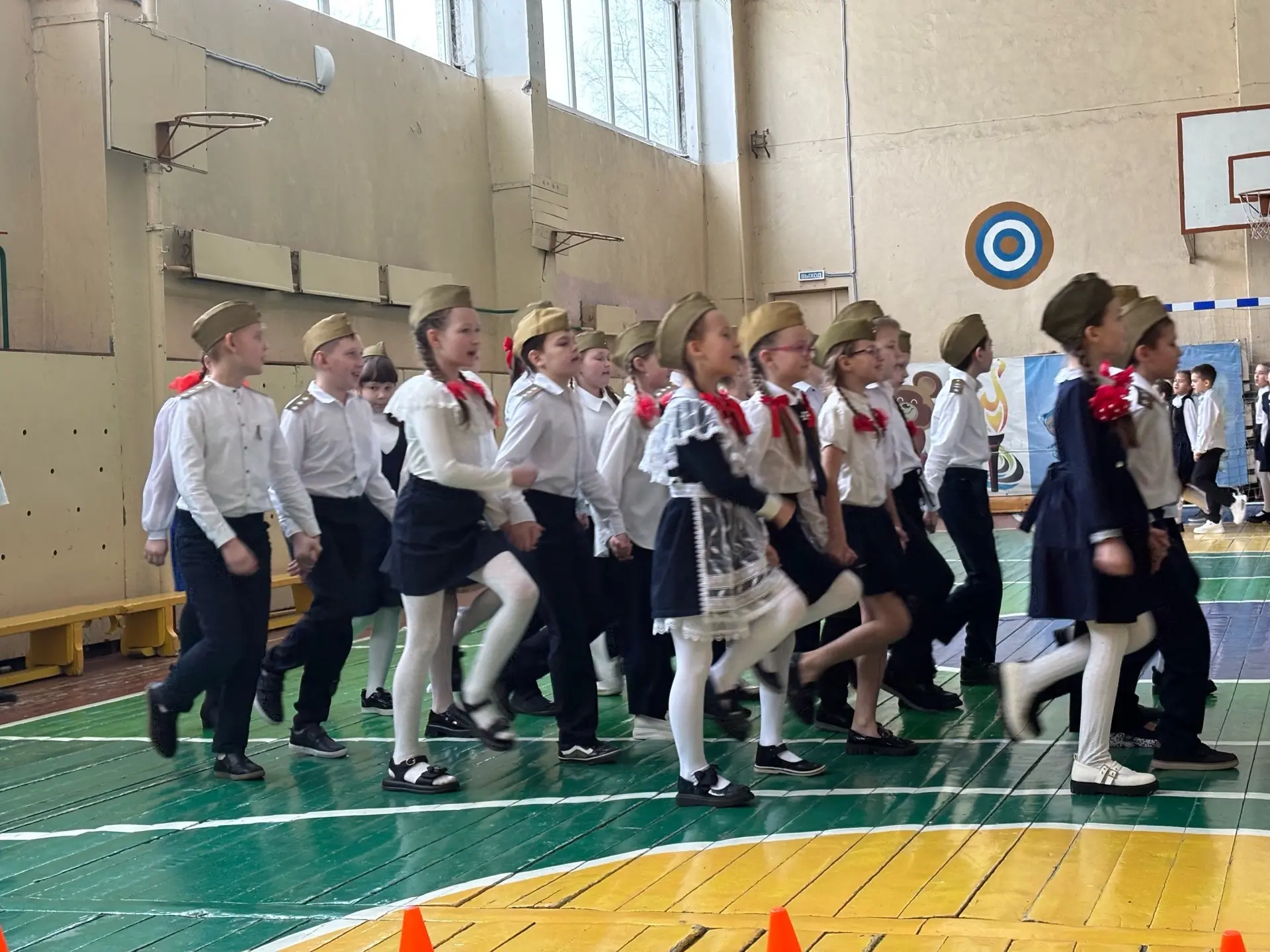 🎖️ Смотр строя и песен ко Дню защитника Отечества!🪖 👏Ребята из начальной школы приняли участие в тра