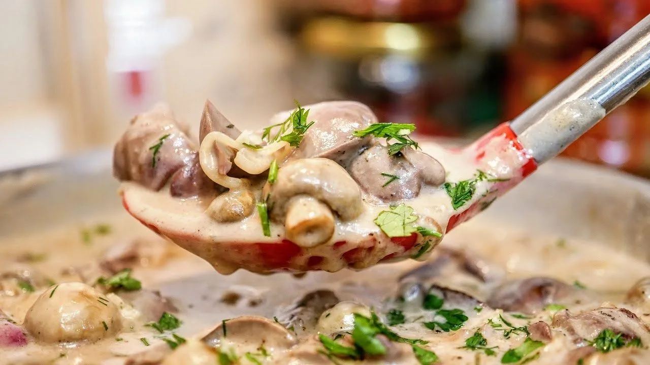 🍗🍄 Идея для вкусного обеда! Куриная печень с грибами в сырном соусе 🧀✨