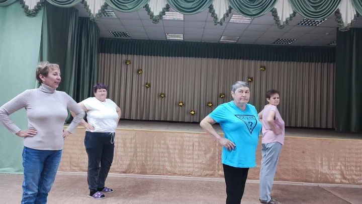 Танцуют все: в Мало-Уруссинском СДК Ютазинского муниципального района прошли занятия по линейным тан