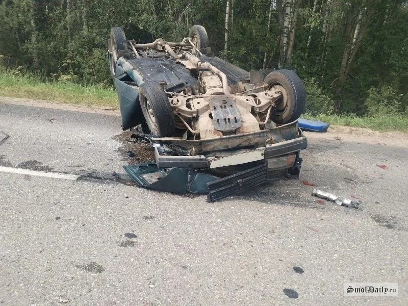 Смертельное ДТП на М-1 в Смоленской области: водитель погиб, пассажирку госпитализировали