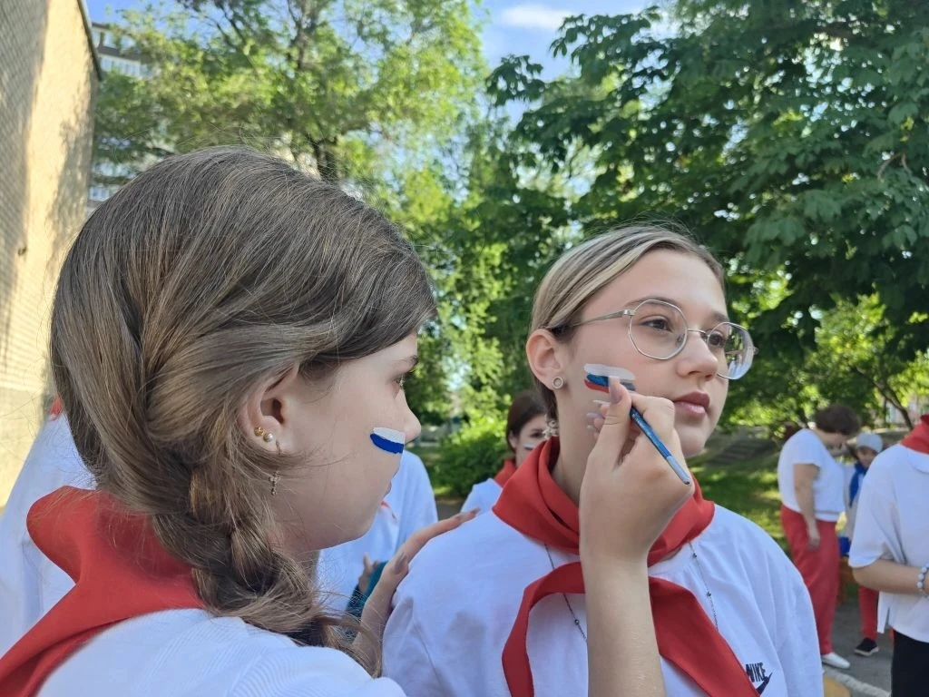 🇷🇺 Сегодня «Солнечная страна» засияла новыми красками!

В пришкольном лагере прошла патриотическая