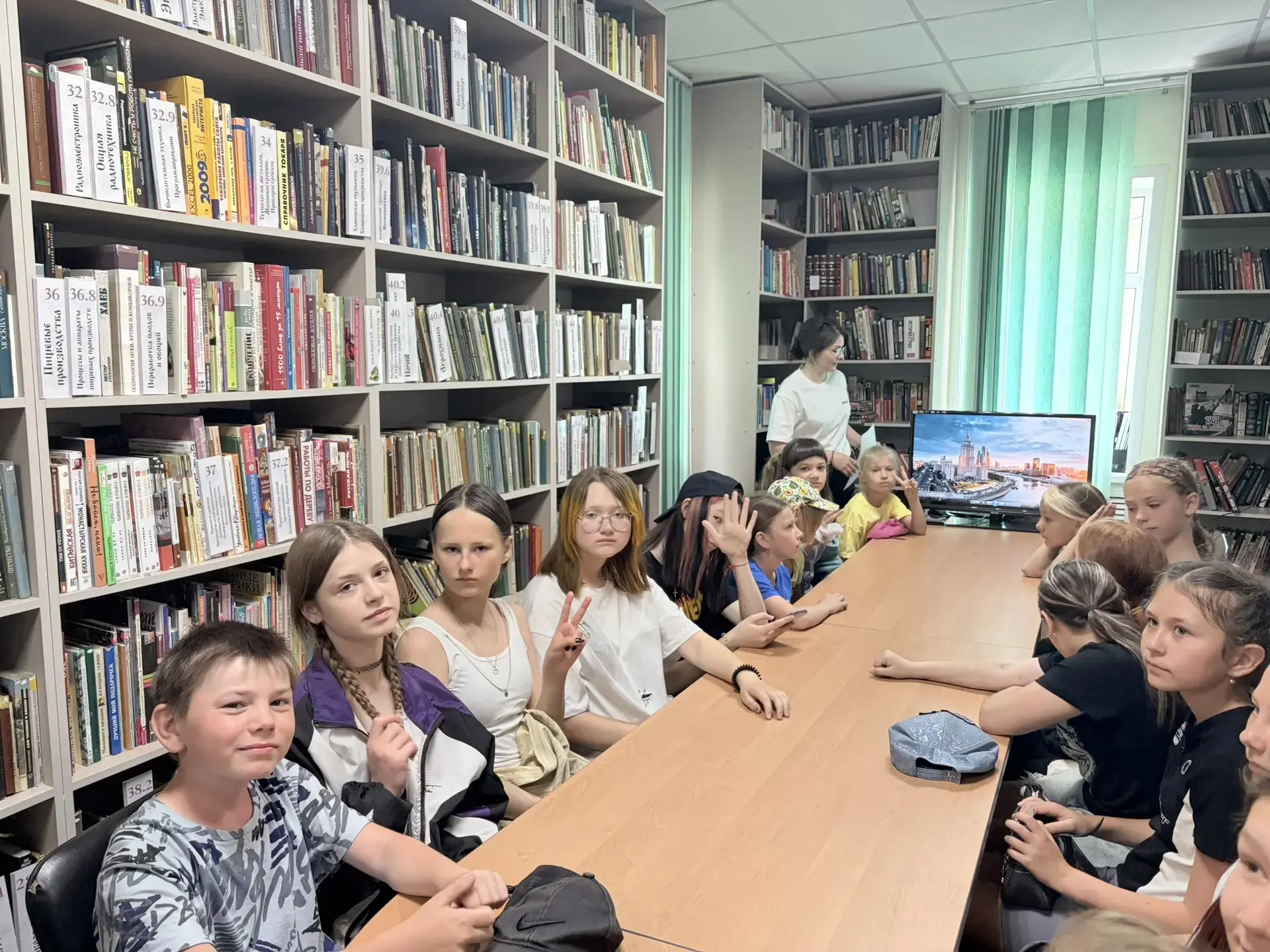 Отряд «Лидер» на праздновании Дня России в детской библиотеке!

 отряд «Лидер» принял участие в праз