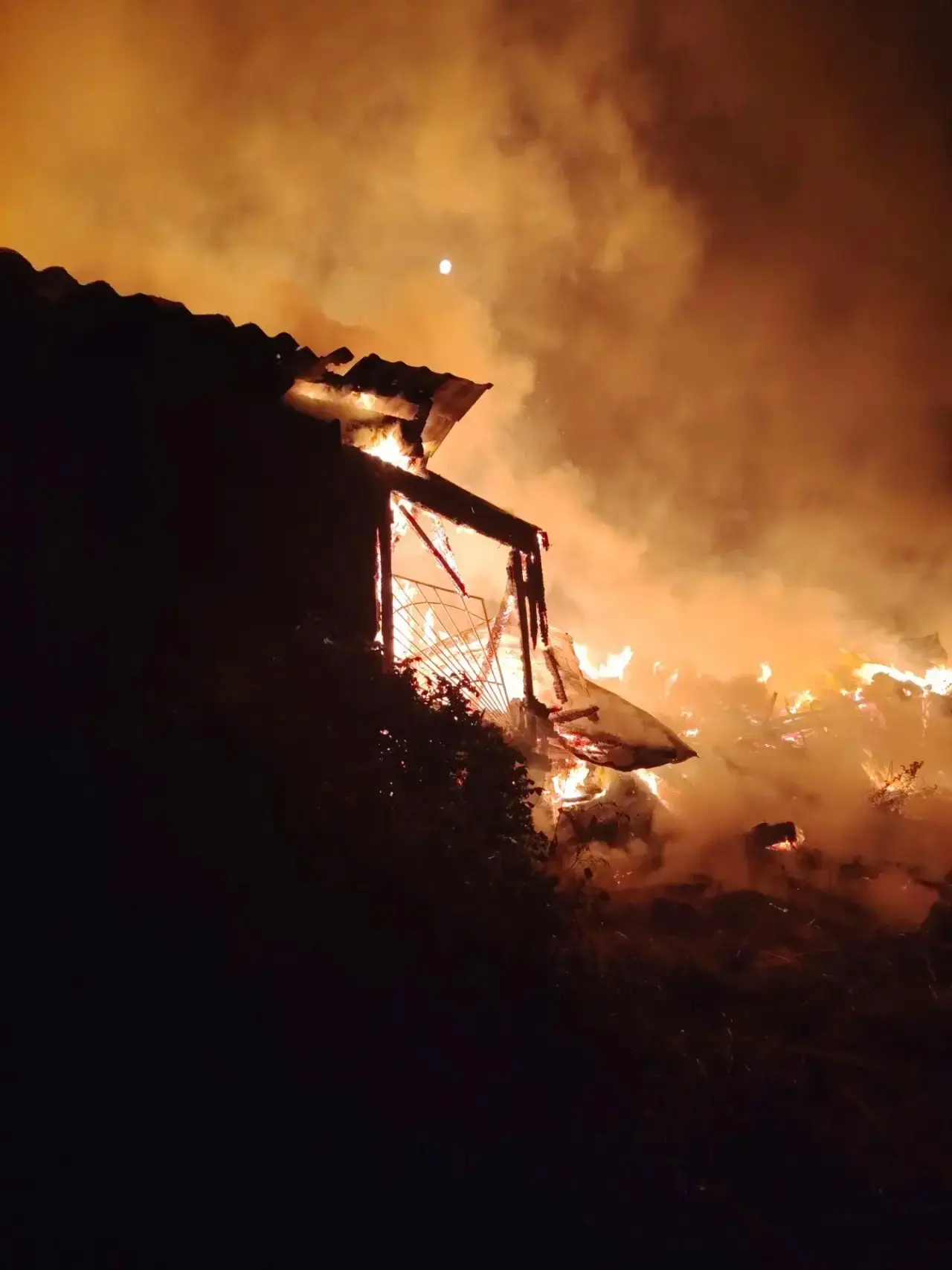 На Столбовой на улице Южной прямо сейчас горит деревянный дом. На месте работают пожарные.
