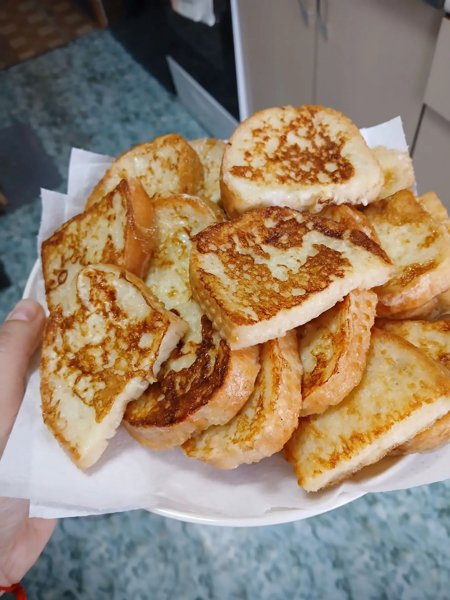 На завтрак гренки пожарила.