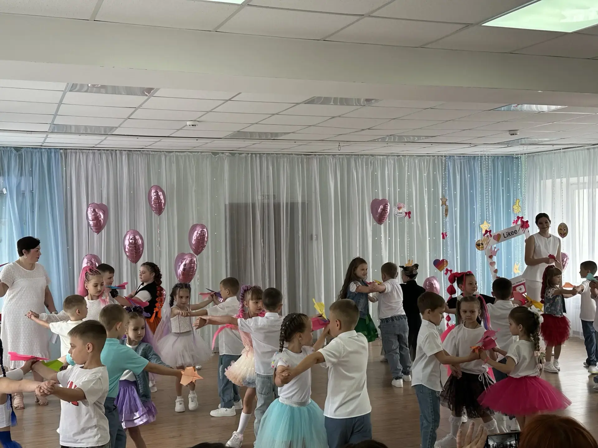 Дорогие наши родители, друзья и гости! В воздухе уже витает аромат приближающегося лета...
