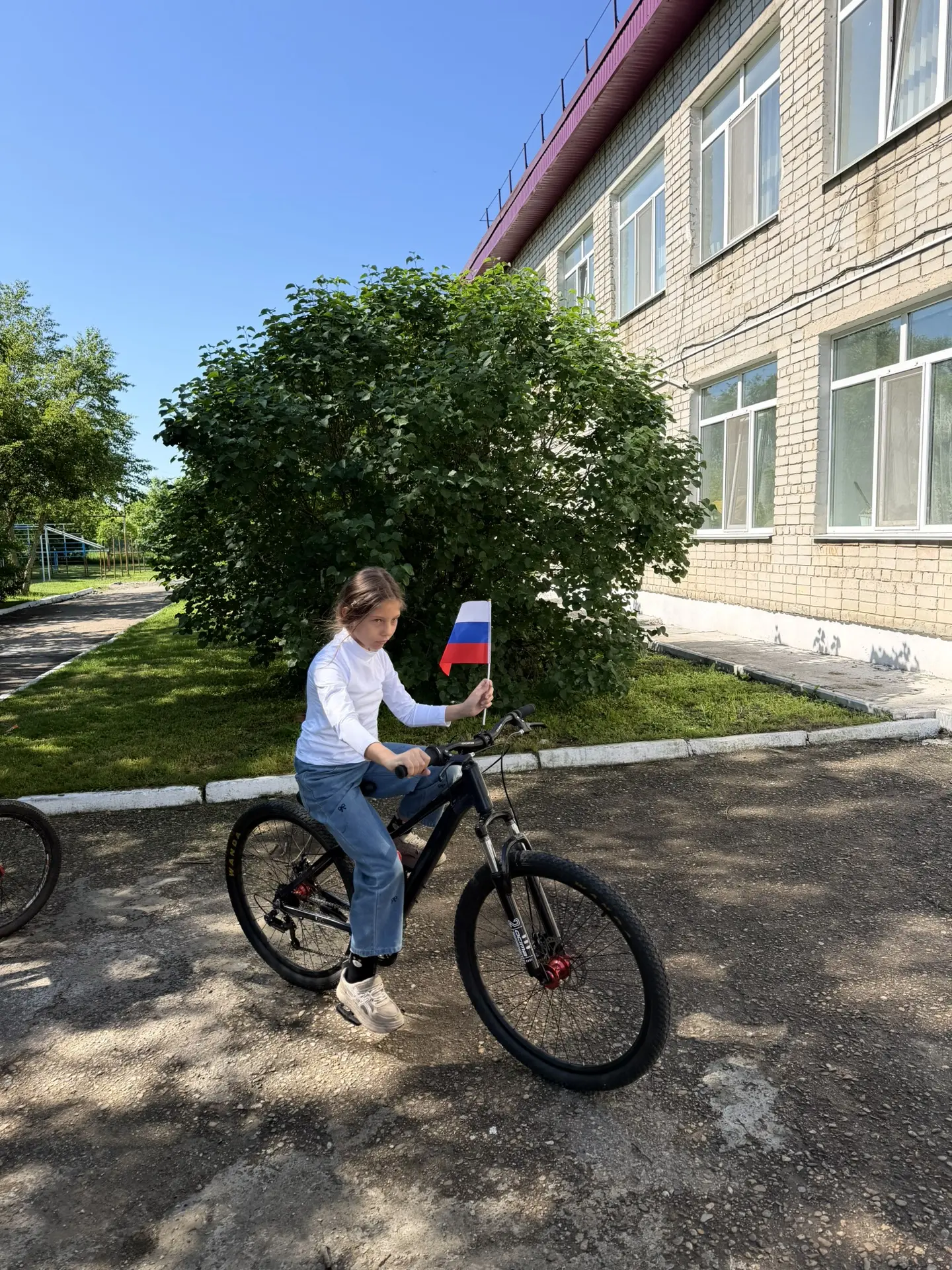 🚴‍♂️🚴‍♀️ В преддверии Дня России наши ребята из пришкольного лагеря организовали замечательный вел