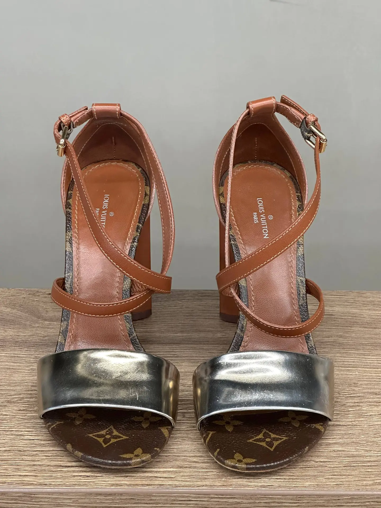 Босоножки Louis Vuitton ❌ продано 
Отличное состояние 
Маркировка 38, по стельке 25 см 
14.000₽