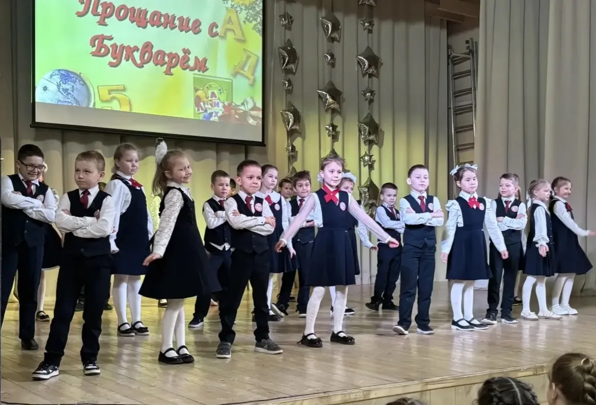 В пятницу в нашей школе было особенно шумно и весело! 🎉  Для самых маленьких учеников, наших первокл