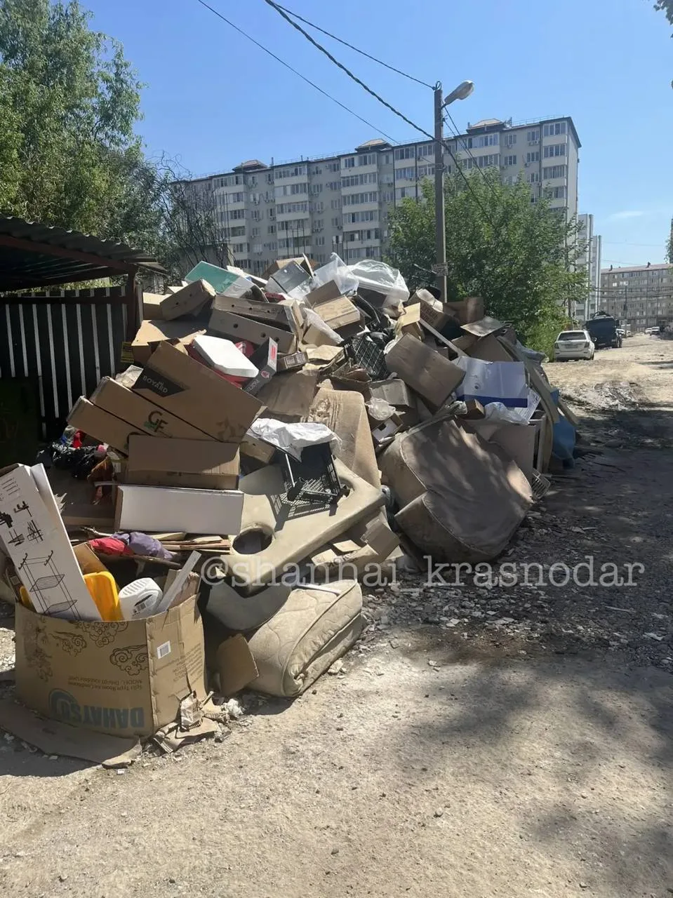 Обращение нашей подписчицы к соседям

Вы видите эти горы мусора во дворах? У нас есть уникальный шан