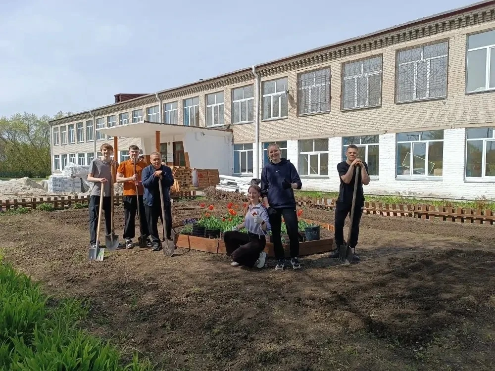 🌸 Наш цветник преображается на глазах, и это — целиком заслуга наших старшеклассников!  Дружной комп