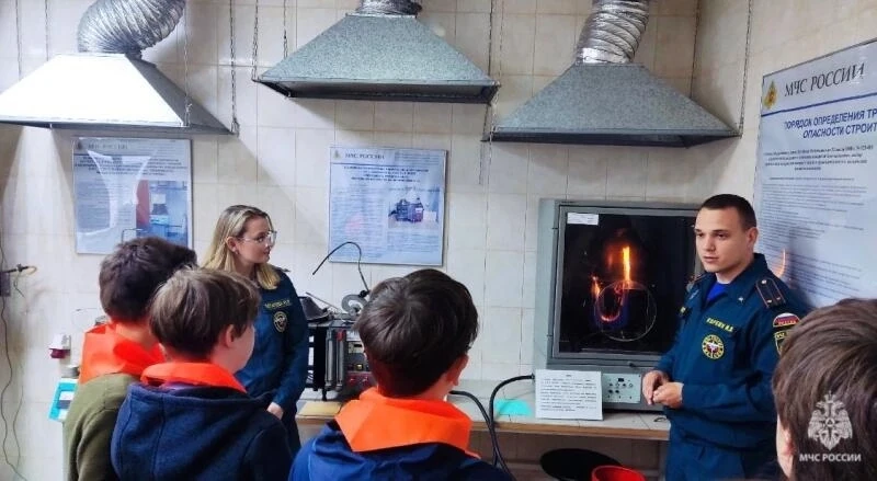 💯 В Тюмени ребята из «Отрядов мэра» посетили Испытательную пожарную лабораторию

Сотрудники МЧС Рос