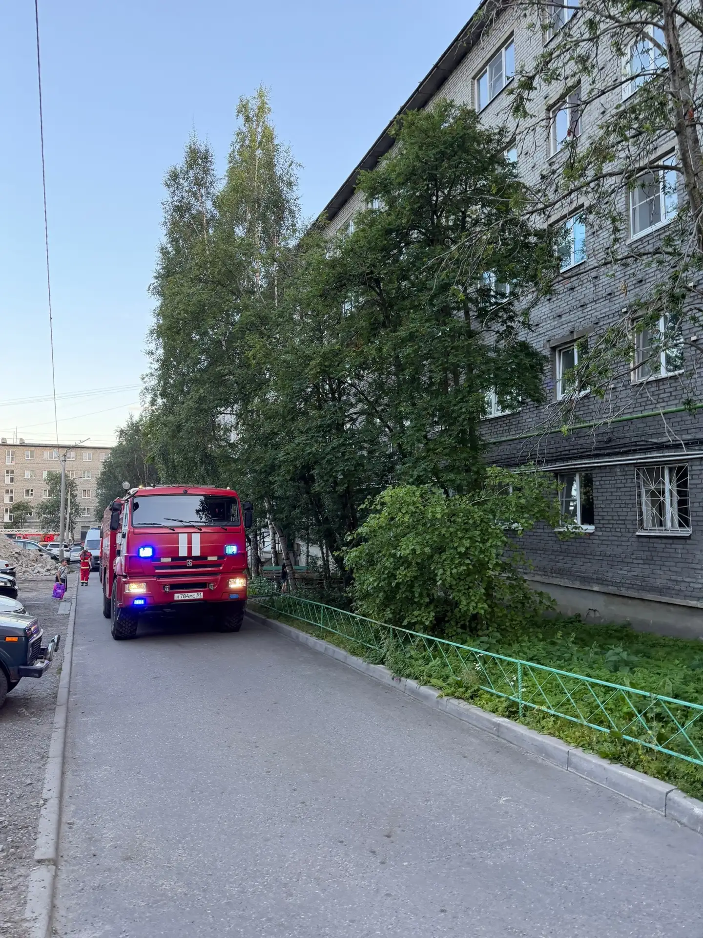 Загорелась квартира на Кировской 33А. На месте работают пожарные и скорая. Медики зашли...