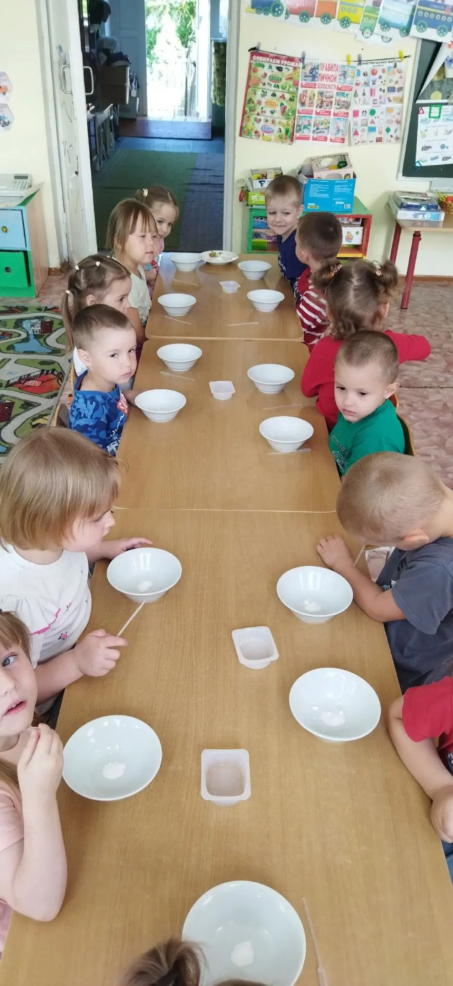 😃😀Ужасно интересно всё то, что неизвестно!!!
"Зайчата" ловко справляются с пипетками, организуя св