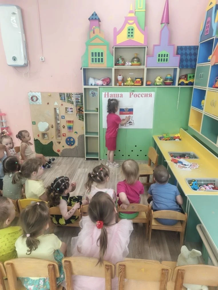 В группе "Цыплята" накануне праздника День России воспитанники выполнили коллективную работу "Символ