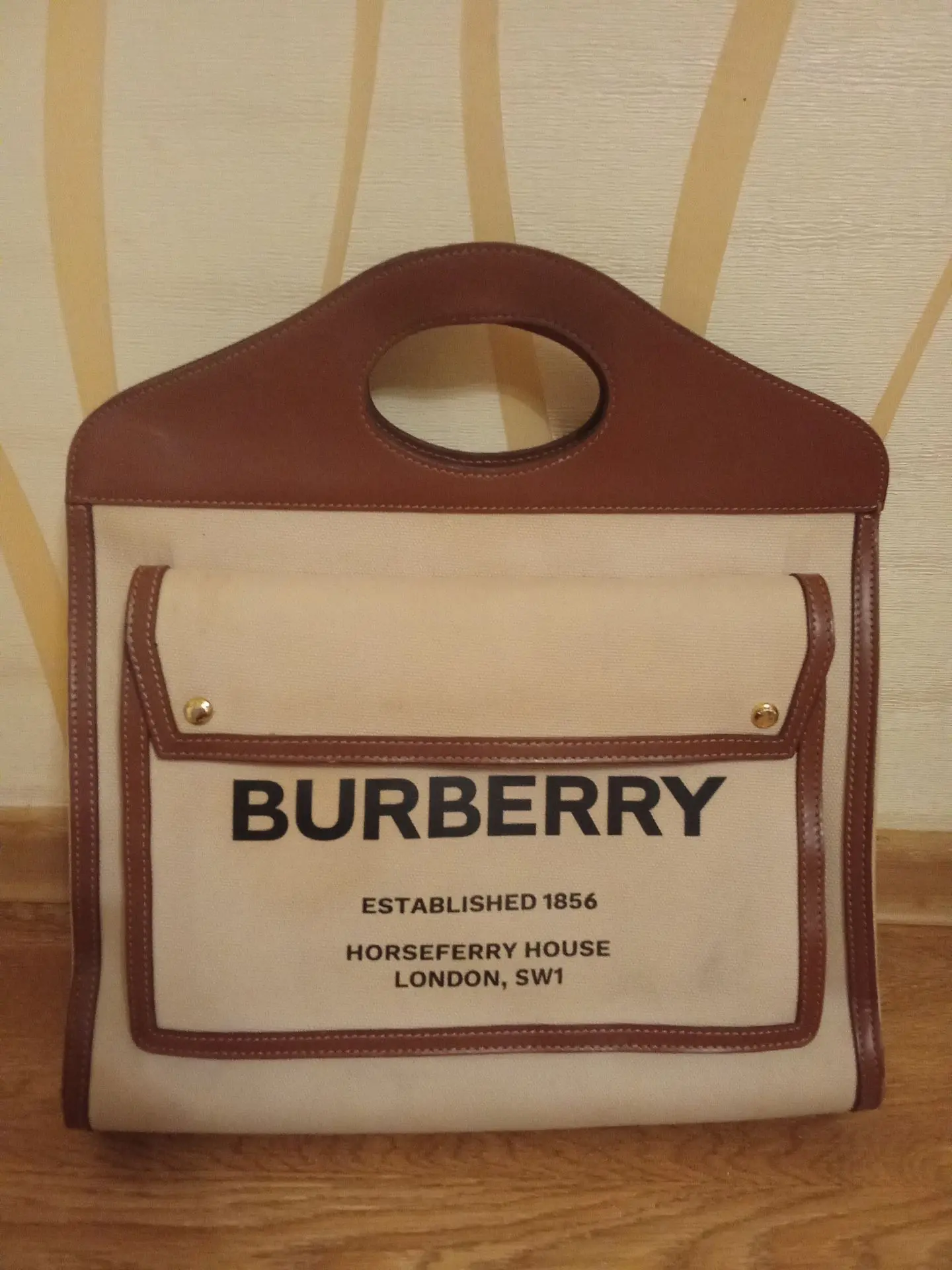 58-м экспонатом сегодня приехала к нам сумка Burberry серии Pocket из парусины и натура...