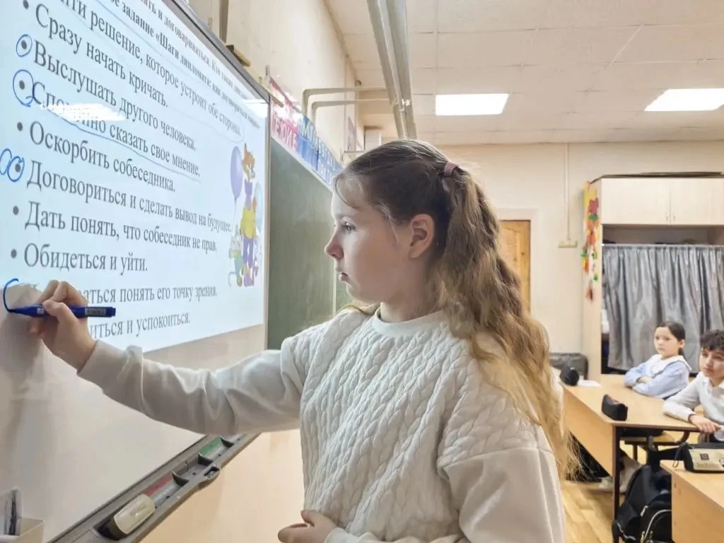 🗓️ 9 февраля в МОБУ «СОШ «Янинский ЦО» на занятиях «Разговоры о важном» обсудили тему «Слушать, слыш