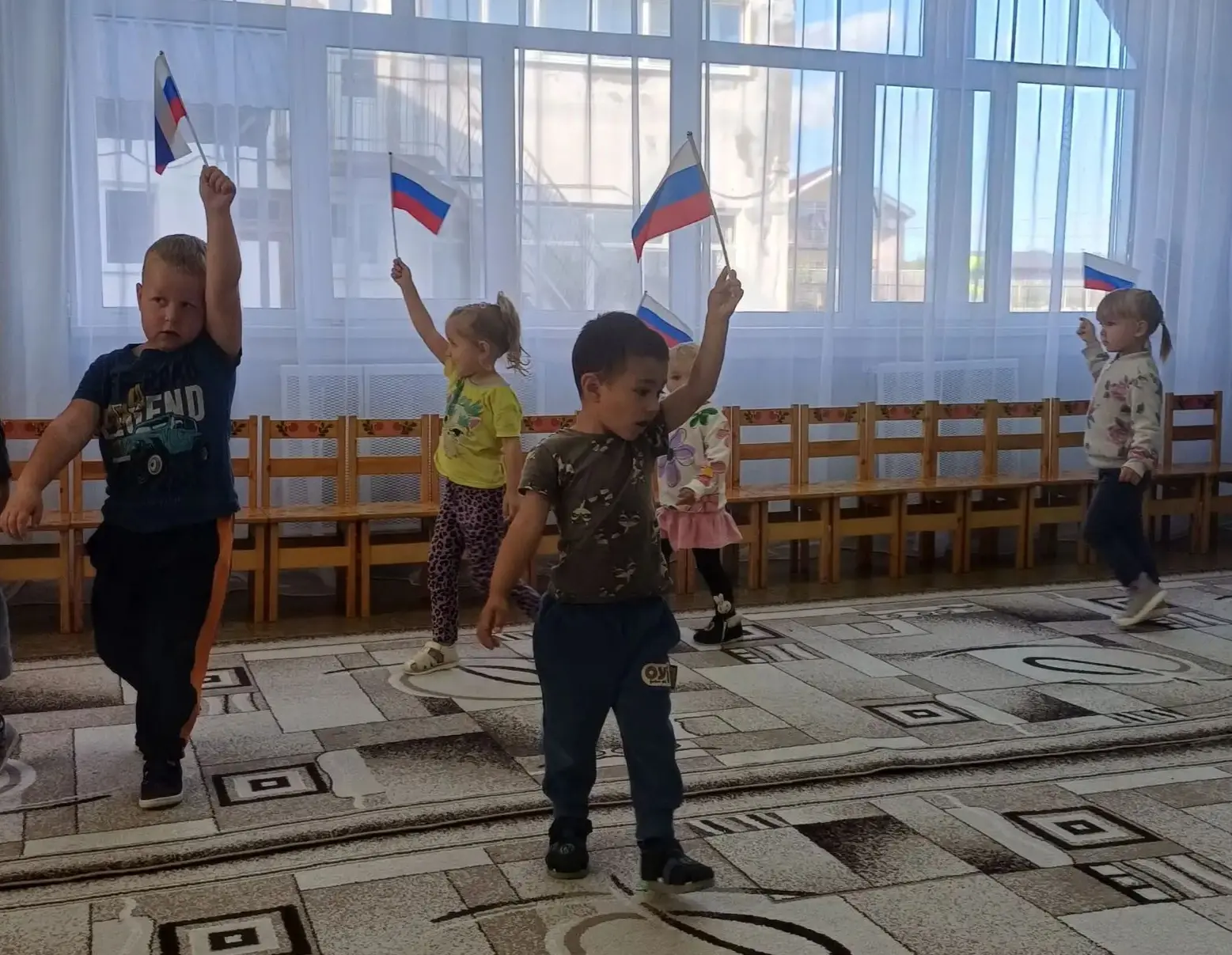 🎉 «Триколор в ладошках»: «Медвежата» готовятся ко Дню Государственного флага! 🎉