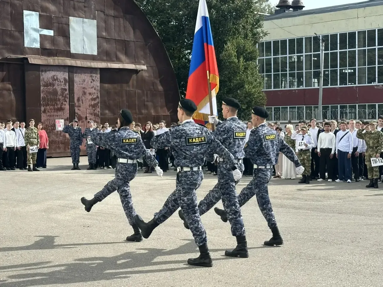 Сегодня прошла торжественная линейка для студентов 1 курса Калужского кадетского многоп...