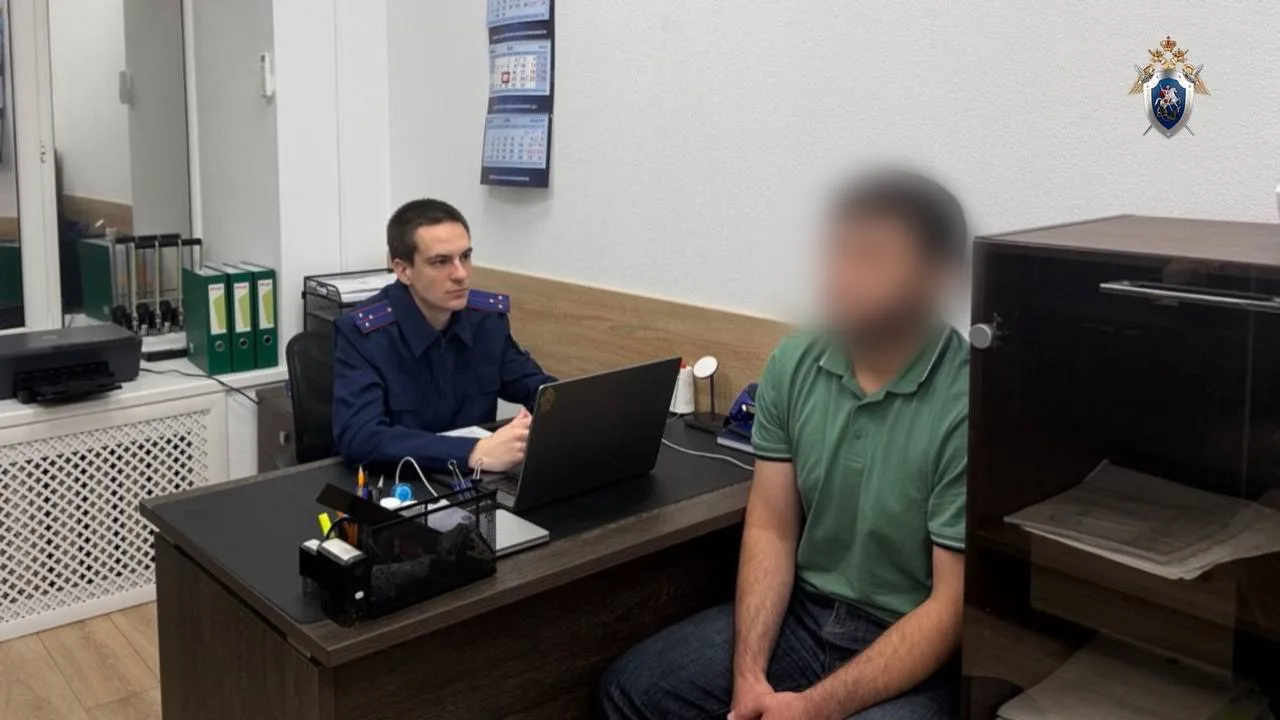 👊 На западе Москвы мужчина напал на контроллера во время проверки билетов. 

По факту произошедшего