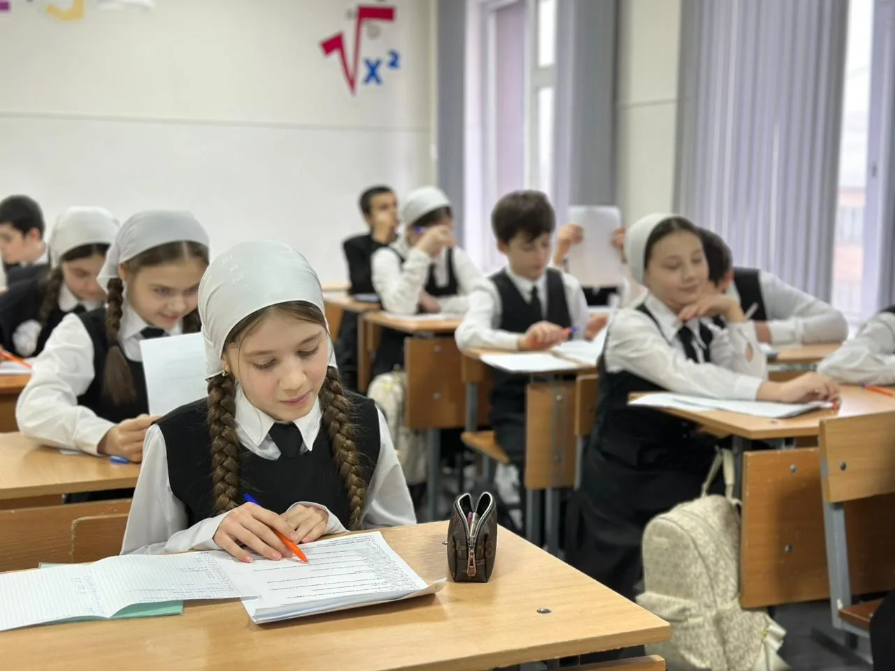 Сегодня в 6 «А» классе прошла контрольная работа по важной и интересной теме — «Имя прилагательное».