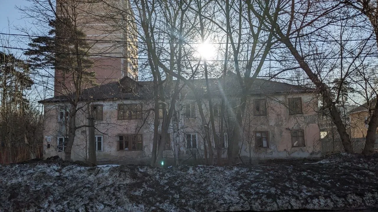 🏚 Жители западной стороны обратили внимание на заброшенное здание по дороге к школе №5.  По словам м
