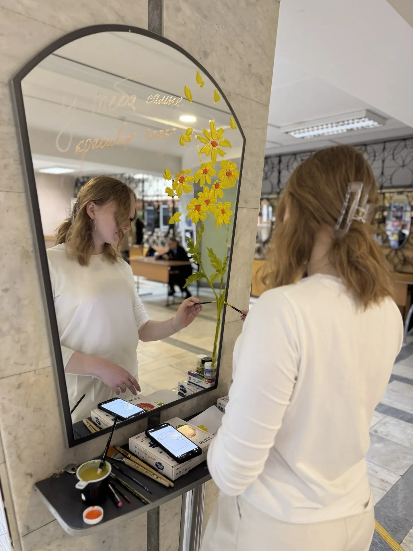 Вновь украшаем фойе первого корпуса! 

Наши художники, уже по доброй традиции, разрисовали зеркала! 