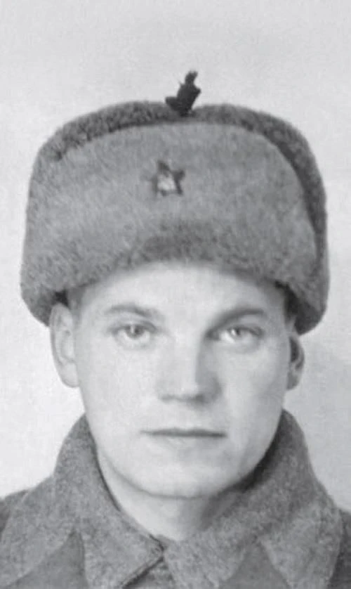 оим с оружием в руках, сохранив боевые знамена.

Доукомплектовав, дивизию срочно перебросили к город