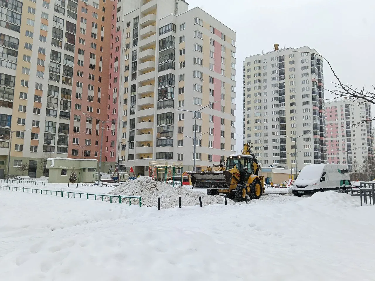 Чистят каждый день: трактора продолжают убирать снег с дворовых и квартальных проездов 🚜  Поэтапная 
