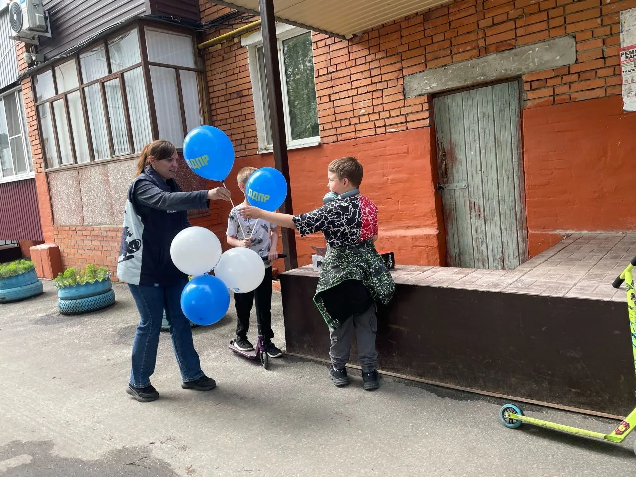 Активисты Пензенского реготделения ЛДПР подарили праздник маленьким жителям региона