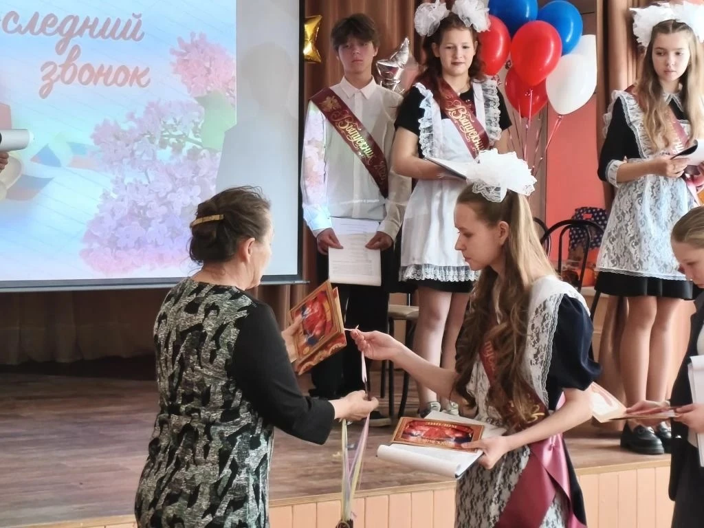 Прозвенел Последний звонок… 🔔 Сегодня в Батуринской школе провожали в новый жизненный ...