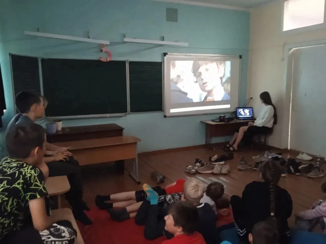 В субботу в нашем пришкольном лагере прошел легендарный День «Ералаша»! 🎬

Мальчишки и девчонки при