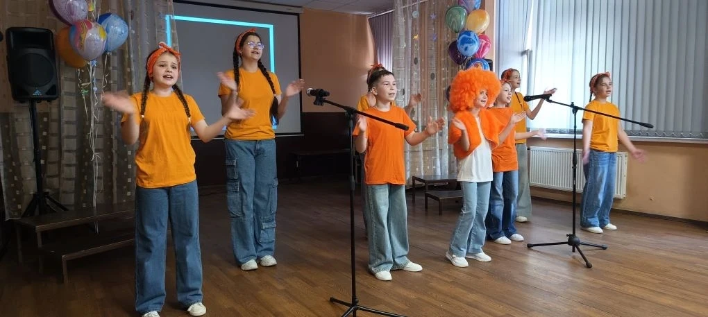🎶 В нашей школе прошёл отчётный концерт вокального ансамбля «Звёздный дождь»! 🎤✨ Юные артисты подари