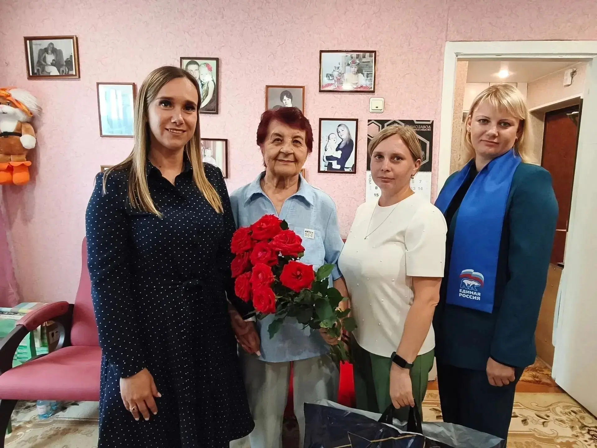 «Житель блокадного Ленинграда» - Бурцева Антонина Александровна, принимала поздравления с 89 летием.