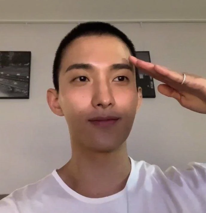 DK из SEVENTEEN дебютировал лысым в прямой трансляции.