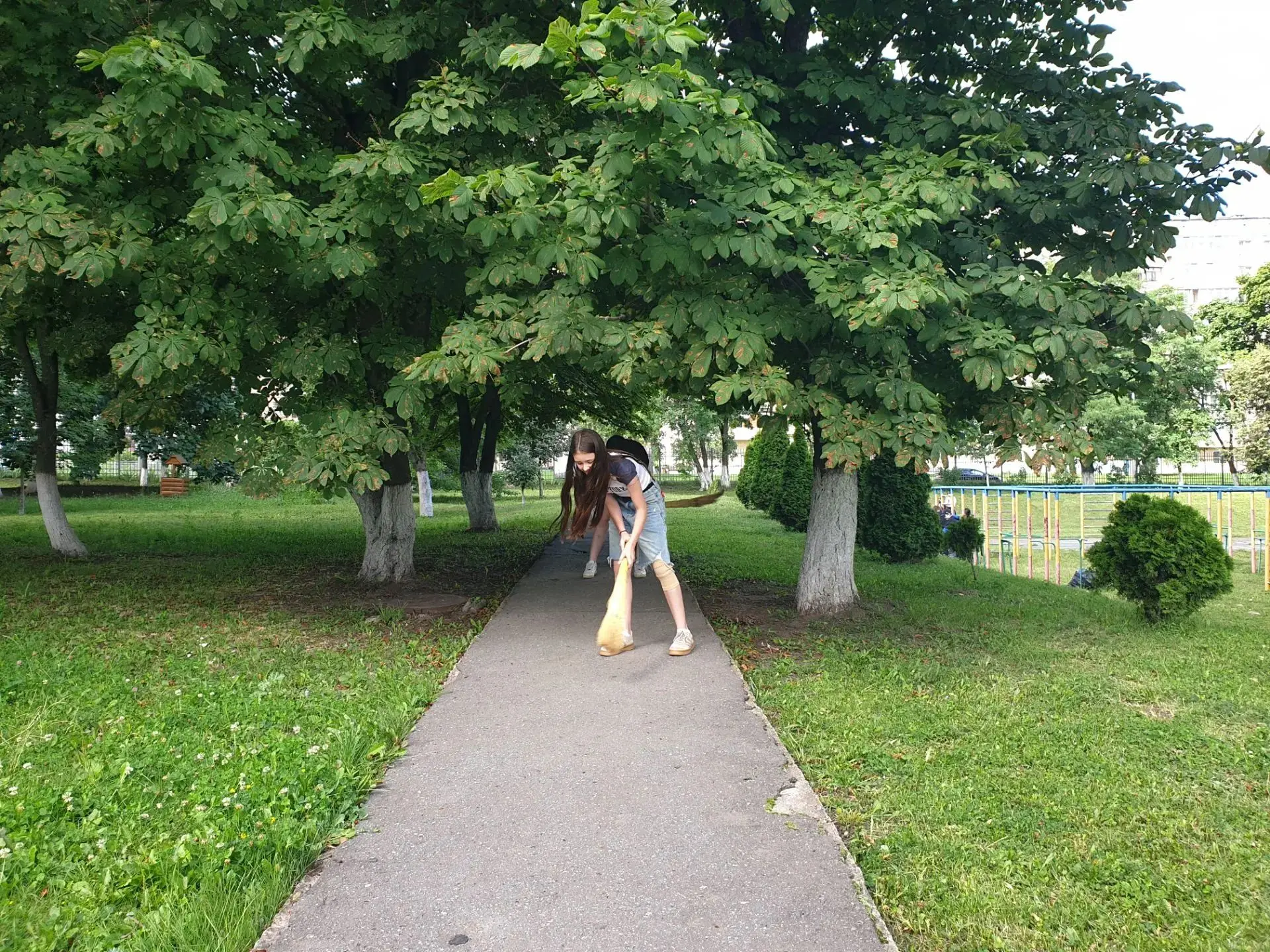 🌞🌿 В нашем школьном лагере кипит работа — трудовой отряд уверенно справляется со своими задачами. 